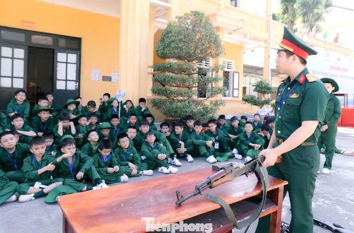 Các em thiếu nhi còn được làm quen, giới thiệu về các loại súng.