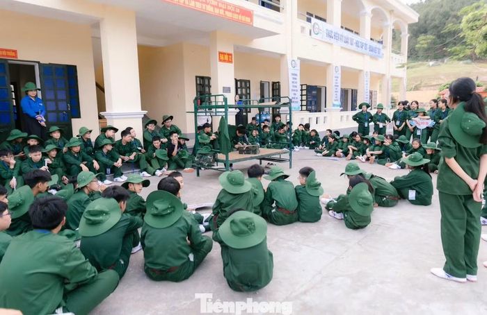 Bên cạnh đó là những chuyên đề về lòng biết ơn, tình yêu gia đình, tinh thần sẻ chia và trách nhiệm với cộng đồng.