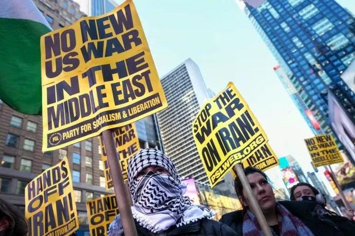 Cuộc biểu tình phản đối chiến dịch tấn công Iran ở New York (Mỹ). (Ảnh: AP)
