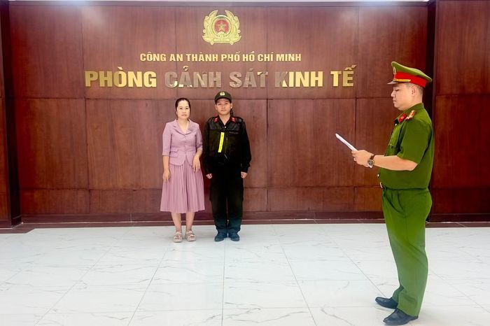 Cơ quan cảnh sát điều tra thực hiện thủ tục tống đạt Quyết định khởi tố bị can với Hoàng Thị Bích Ngọc.
