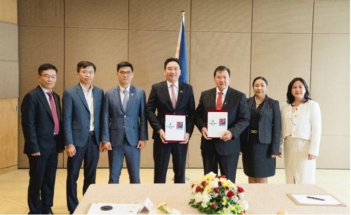 Bí thư Đảng ủy, Chủ tịch HĐQT PV GAS Nguyễn Thanh Bình cùng đoàn công tác PV GAS và đại diện lãnh đạo PETRON tại lễ ký kết thỏa thuận hợp tác.