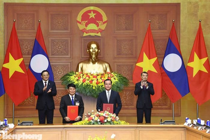 Hai Thủ tướng chứng kiến lễ trao các văn kiện hợp tác. (Ảnh: Như Ý)