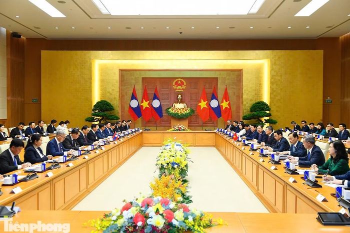 Cuộc hội đàm giữa hai Thủ tướng và quan chức cấp cao Việt Nam - Lào ngày 7/6. (Ảnh: Như Ý)