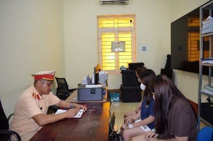 Lực lượng Công an làm việc với 3 thiếu nữ vi phạm Luật Trật tự, an toàn giao thông đường bộ. (Ảnh: CAHY).