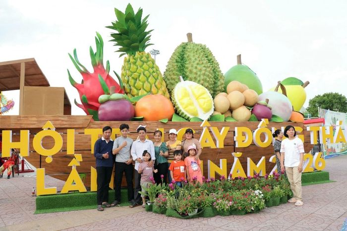 Người dân Đồng Tháp chụp ảnh lưu niệm Lễ hội Trái cây Đồng Tháp lần thứ I năm 2026 tại Quảng trường Mỹ Tho