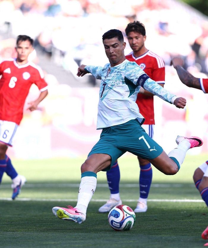 Ở tuổi 41, Ronaldo vẫn luôn biết cách đe dọa khung thành đối phương
