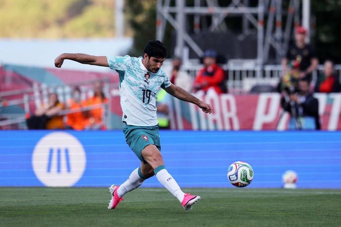 Được tung vào sân từ hiệp hai thay Ronaldo, Goncalo Guedes ghi dấu ấn với bàn mở tỷ số, từ đường chuyền khe thông minh của Ruben Neves