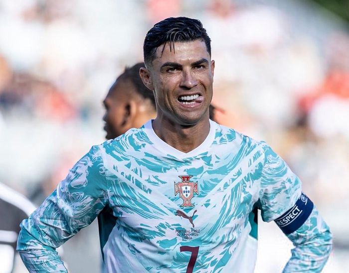 Phút 36, CR7 đưa được bóng vào lưới Chile nhưng trọng tài biên đã phất cờ báo việt vị