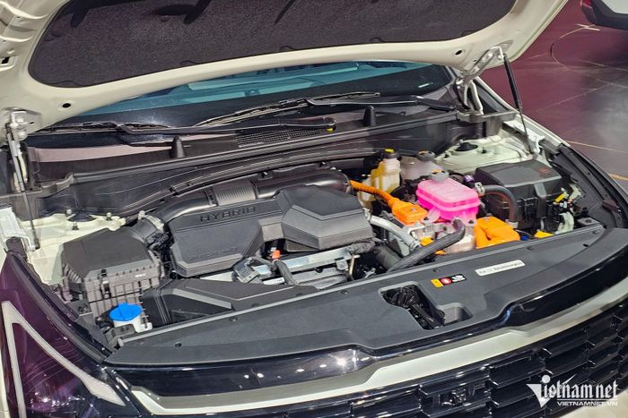 Phiên bản hybrid của KIA Sportage 2026 được đánh giá là mạnh mẽ nhất trong các đối thủ ở phân khúc SUV cỡ C sử dụng hệ truyền động hybrid. Ảnh: Ngô Minh