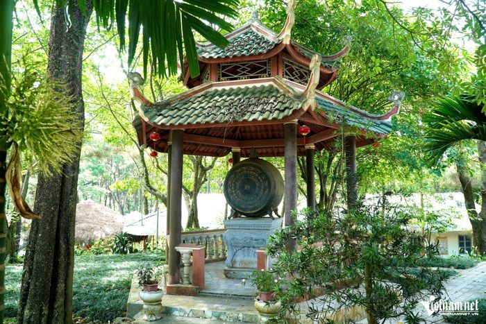 Trống đồng 2 mặt được trung bày ở một góc của thiền viện.