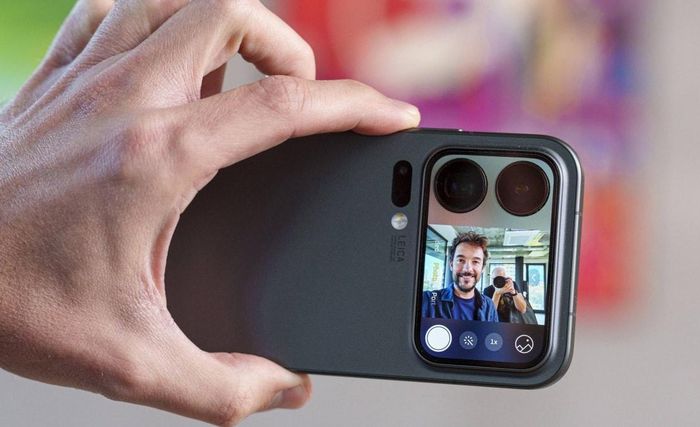 Màn hình phụ Xiaomi 18 Pro như một kính ngắm khi chụp ảnh selfie bằng hệ thống camera sau, cho phép người dùng tận dụng cảm biến và ống kính chất lượng cao để tạo ra những bức ảnh chân dung hoặc video sắc nét hơn.