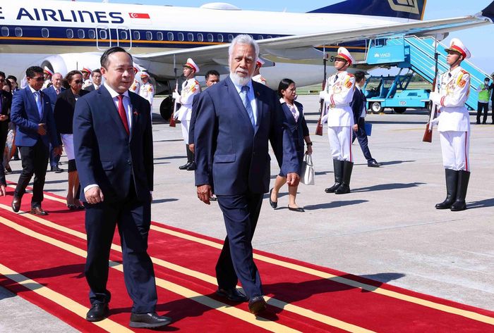 Bộ trưởng Khoa học và Công nghệ Vũ Hải Quân đón Thủ tướng Timor Leste Xanana Gusmão tại sân bay quốc tế Nội Bài (Hà Nội). Ảnh: TTXVN