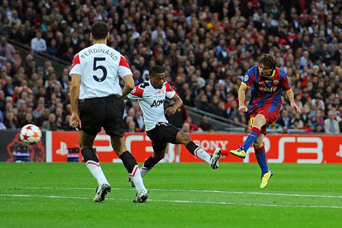 Evra quên rằng mình có 3 lần nhìn Messi nâng cúp Champions League. Ảnh: EPA