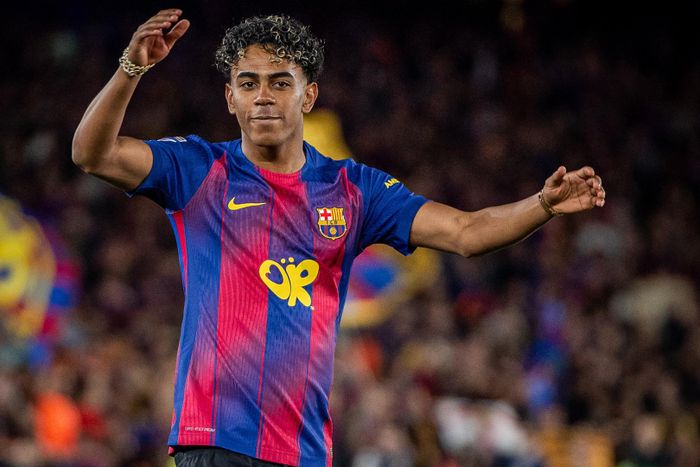 Lamine Yamal bị thách thức. Ảnh: FCB