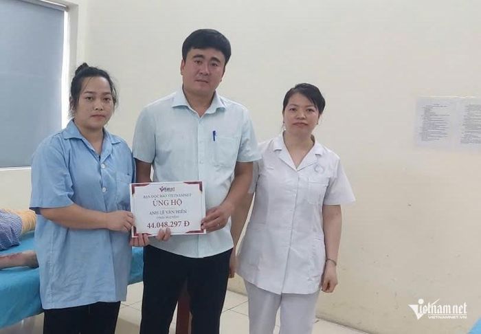 Đại diện Báo VietNamNet cùng phòng Công tác xã hội (Viện Bỏng Quốc gia) trao số tiền 44.048.297 đồng của bạn đọc giúp đỡ anh Lê Văn Hiển ở Thái Nguyên