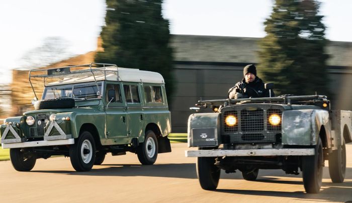  Hai chiếc Land Rover được giới sưu tầm đánh giá cao gồm một chiếc Series I sản xuất năm 1949 và một chiếc Dormobile 109 Series IIA đời 1961 đều được chuyển đổi hoàn toàn sang sử dụng năng lượng điện.