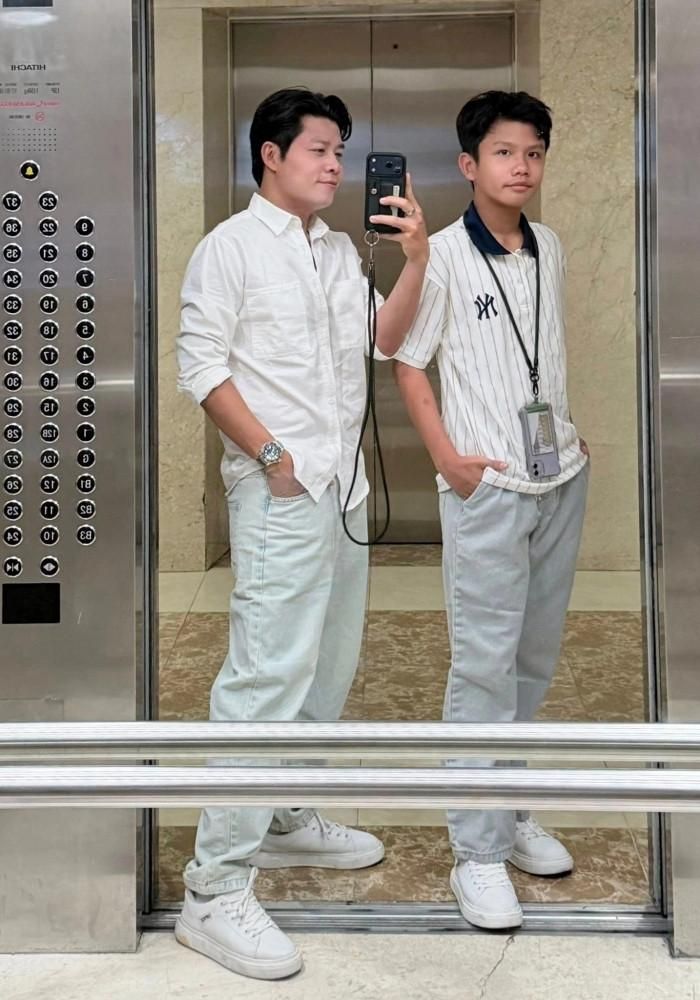 Nhạc sĩ Nguyễn Văn Chung khoe con trai lớn bổng, đã mặc vừa quần áo của anh. 