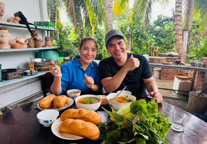Diễn viên Cát Tường về quê Vĩnh Long, được đàn anh Trung Dũng vào bếp đãi món bò nấu patê.