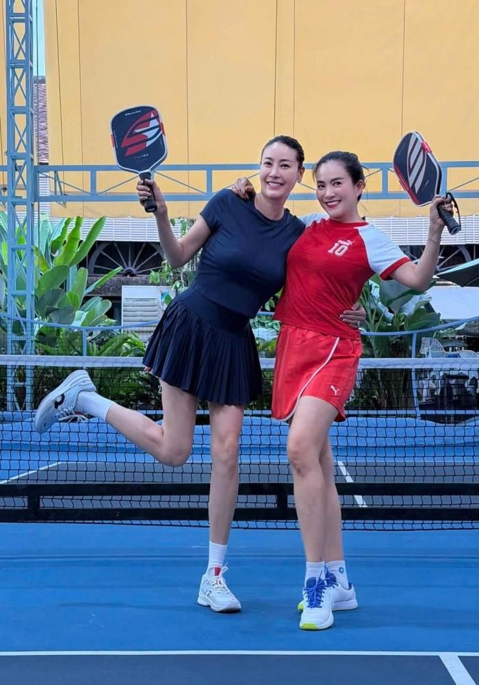 Hoa hậu Hà Kiều Anh rủ Anh Thơ - bà xã MC Bình Minh xuống sân chơi pickleball cuối tuần.