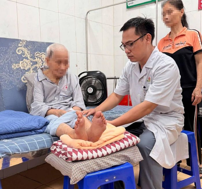 Sau vài ngày điều trị, cụ bà đã có thể ngồi dậy và bắt đầu các bài tập phục hồi chức năng.
