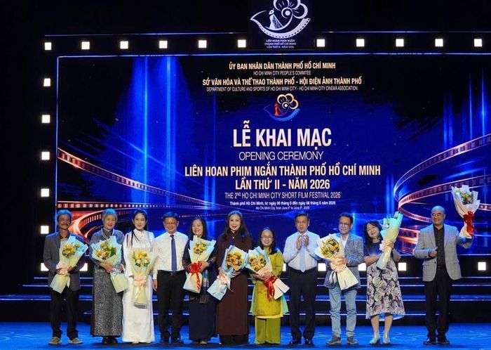  Các đại biểu tặng hoa Hội đồng giám khảo nghệ thuật.
