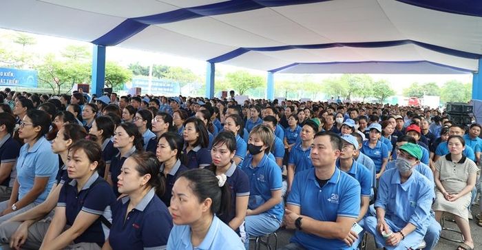 Đông đảo công nhân, người lao động tham dự lễ phát động.