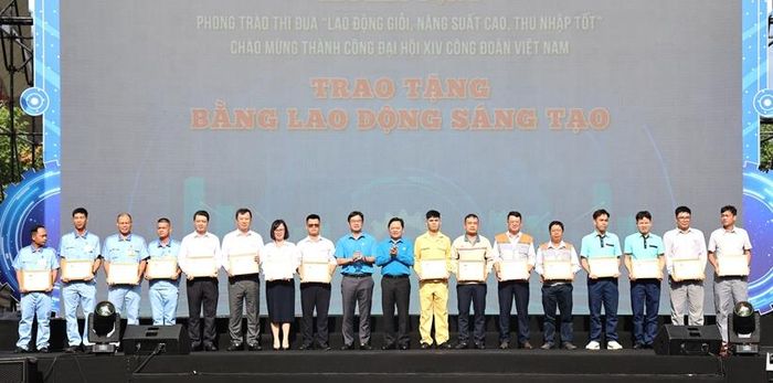 Đồng chí Nguyễn Anh Tuấn, Chủ tịch Tổng liên đoàn lao động Việt Nam trao Bằng Lao động sáng tạo của Tổng liên đoàn lao động Việt Nam tới các cá nhân tiêu biểu.