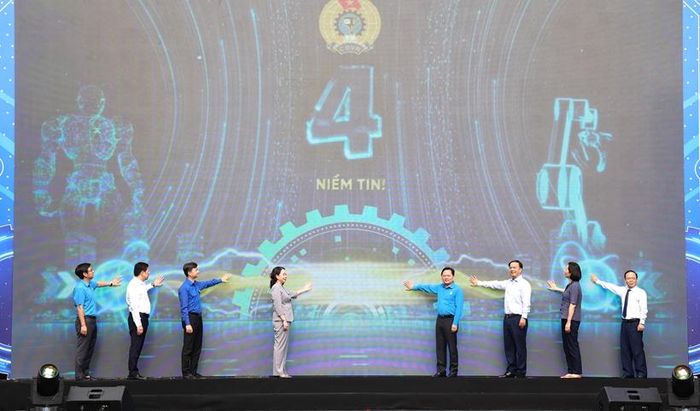 Phó Chủ tịch nước và các đại biểu thực hiện nghi thức phát động phong trào thi đua toàn quốc "Lao động giỏi - Năng suất cao - Thu nhập tốt".