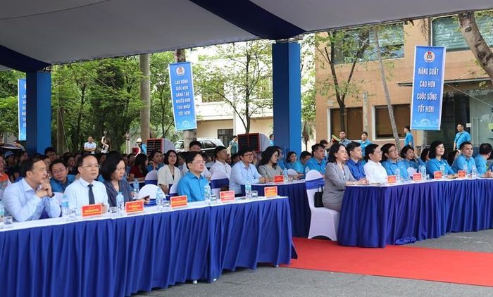 Phó Chủ tịch nước Võ Thị Ánh Xuân và các đại biểu tham dự lễ phát động phong trào thi đua “Lao động giỏi, năng suất cao, thu nhập tốt”.