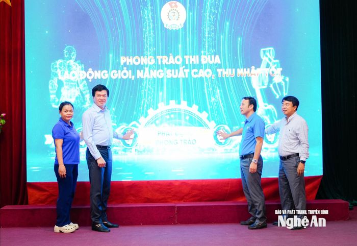 Các đại biểu tại điểm cầu Nghệ An hưởng ứng phong trào thi đua “Lao động giỏi, năng suất cao, thu nhập tốt”. Ảnh: T.L
