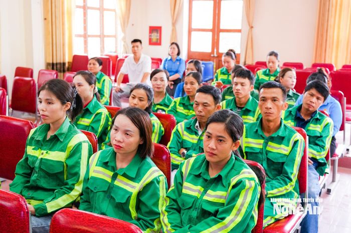 Công nhân Công ty Cổ phần Môi trường và Công trình đô thị Nghệ An tham dự buổi lễ. Ảnh: T.L