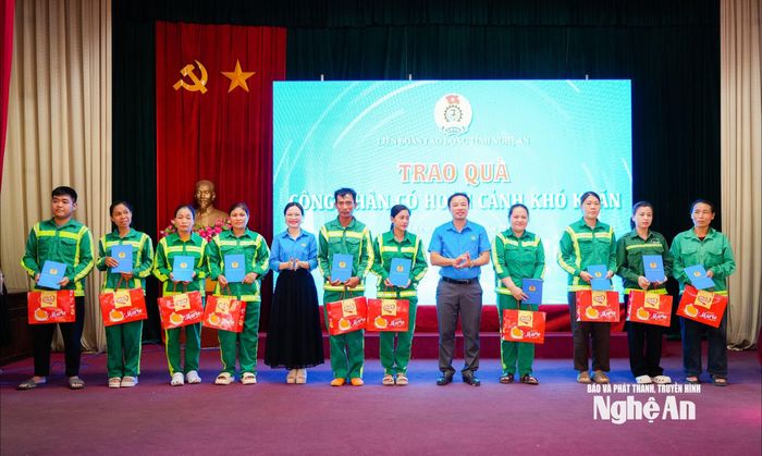 Liên đoàn Lao động tỉnh tặng quà cho công nhân có hoàn cảnh khó khăn của Công ty Cổ phần Môi trường và Công trình đô thị Nghệ An. Ảnh: T.L