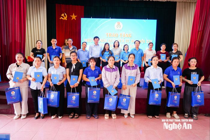 Công nhân lao động được tặng quà từ chương trình "Những món quà từ Đại hội XIV Công đoàn Việt Nam". Ảnh: T.L