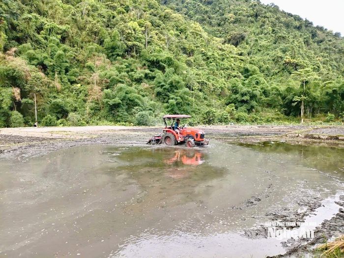 Khâu cày đất cũng được cơ giới hóa, giải phóng sức lao động cho nông dân vùng cao. Ảnh: H.T