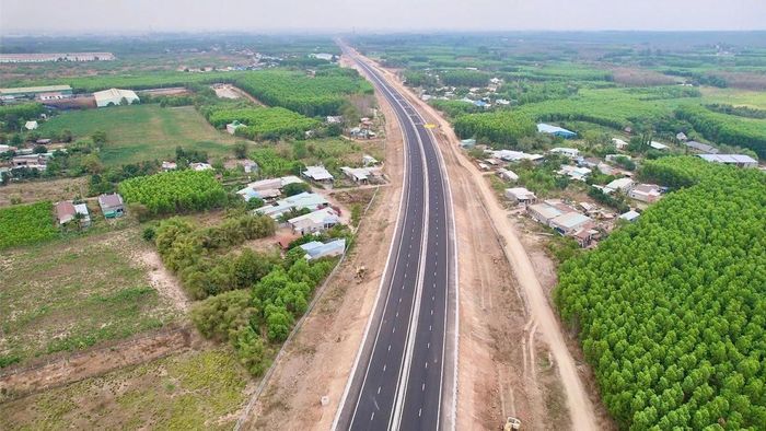 Bộ Xây dựng dự kiến mở rộng các đoạn tuyến có quy mô 4 làn hạn chế, bề rộng 17m lên quy mô 6 làn xe cao tốc hoàn chỉnh. Ảnh: Báo Xây dựng