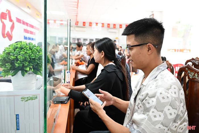 Anh Dương Ngọc Tú (tổ dân phố 9, phường Thành Sen) phấn khởi vì không còn phải mang theo nhiều giấy tờ khi đi làm thủ tục hành chính như trước đây.