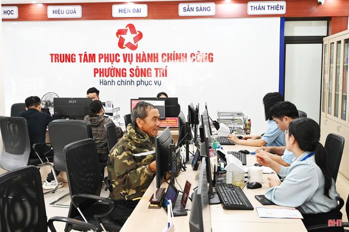 Trong 5 tháng đầu năm, hệ thống giải quyết thủ tục hành chính của tỉnh tiếp nhận hơn 215 nghìn hồ sơ, với tỷ lệ giải quyết đúng và trước hạn gần 97%.