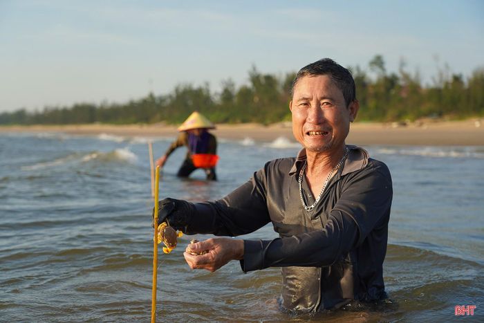 Những con cúm núm chắc khỏe liên tục ăn mồi. Niềm vui hiện rõ trên gương mặt người lao động.