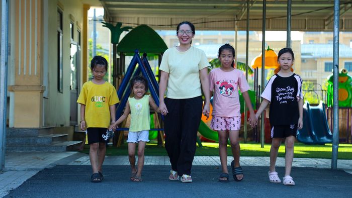 Tôi chỉ mong có thể tiếp tục trao đi tình yêu thương ấy cho những đứa trẻ kém may mắn. Với tôi, được nhìn các em lớn lên bình an và hạnh phúc chính là phần thưởng lớn nhất. Đó là động lực để tôi tiếp tục công việc của mình.