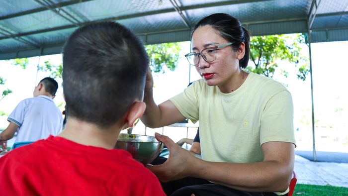 Tôi luôn kiên nhẫn lắng nghe, gần gũi và dành cho các em tình yêu thương như con ruột để các em cảm nhận được sự quan tâm. Dù vất vả, nhưng mỗi lần thấy các em ngoan ngoãn, học tập tiến bộ và trưởng thành, tôi thấy rất hạnh phúc.