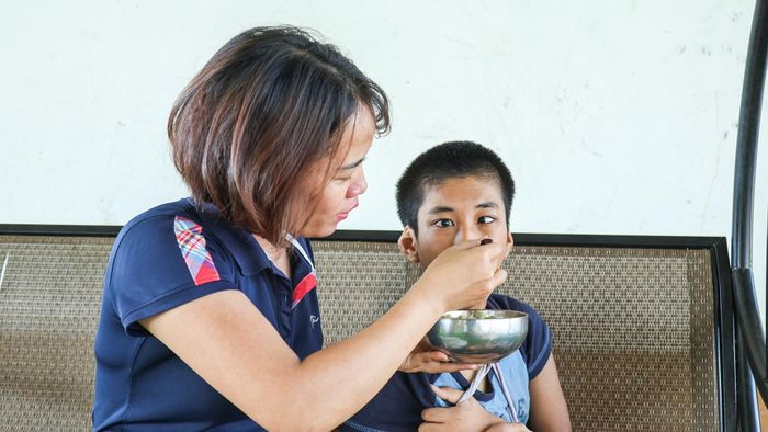 Từ việc cho các em ăn, tắm rửa, thay quần áo đến đưa đi tập phục hồi chức năng, tất cả đều đòi hỏi sự kiên nhẫn. Khó khăn nhất là nhiều em không thể diễn đạt được cảm xúc hay tình trạng sức khỏe của mình. Có khi các em đau, mệt hoặc khó chịu nhưng chỉ biết khóc hay có những biểu hiện bất thường.