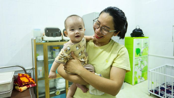 Công việc cứ lặp đi lặp lại mỗi ngày, từ pha sữa, cho ăn, ru ngủ đến dọn dẹp, vệ sinh nhưng tôi và các bảo mẫu khác luôn cố gắng dành cho các em tình thương như đối với con ruột của mình.