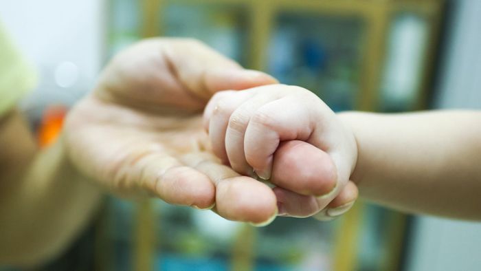 Nhiều em khi mới được đưa về làng trẻ còn rất yếu, thường hay giật mình, quấy khóc. Có những đêm bảo mẫu phải một tay bế em bé đang khóc, tay còn lại pha sữa cho em khác. Đến khi các em ngủ ngon thì trời cũng gần sáng.