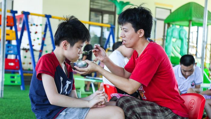 Làng Trẻ em mồ côi Hà Tĩnh đang nuôi dưỡng, chăm sóc 106 em, trong đó có 16 em đang học đại học, 46 em học từ mầm non đến THPT, 36 trẻ khuyết tật và 8 trẻ sơ sinh. Công việc chăm sóc các em do 11 nhân viên bảo mẫu đảm nhiệm.