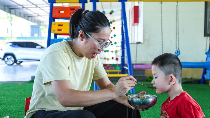 Công việc bảo mẫu ở làng trẻ không chỉ chăm lo bữa ăn, giấc ngủ, việc học hành mà còn đồng hành cùng các em trong suốt quá trình trưởng thành.