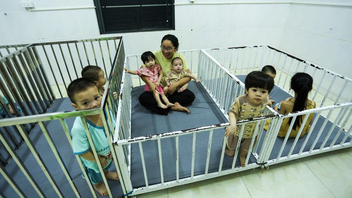 Làng trẻ hiện đang chăm sóc 8 trẻ sơ sinh, đây là công việc đòi hỏi rất nhiều thời gian và sự kiên nhẫn. Các bé còn quá nhỏ nên mọi sinh hoạt từ ăn uống, tắm rửa, thay tã đến giấc ngủ đều cần người lớn hỗ trợ.
