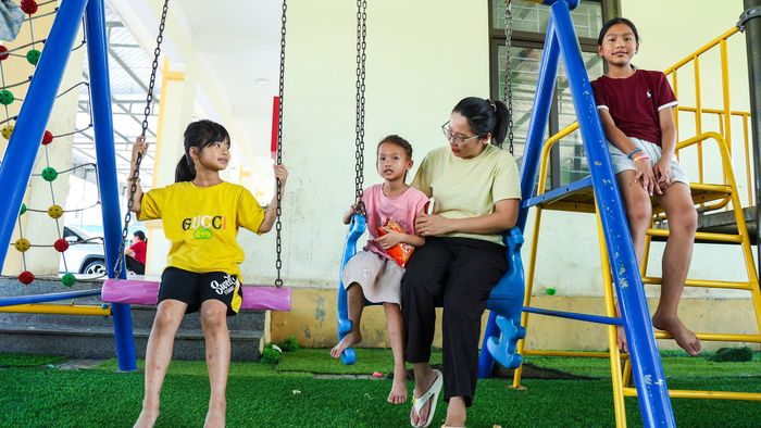 Hơn ai hết, tôi hiểu cảm giác của những đứa trẻ mồ côi khi thiếu đi vòng tay của cha mẹ. Tôi muốn được chăm sóc, yêu thương và đồng hành cùng các em như cách tôi từng được các mẹ nuôi chở che năm nào.