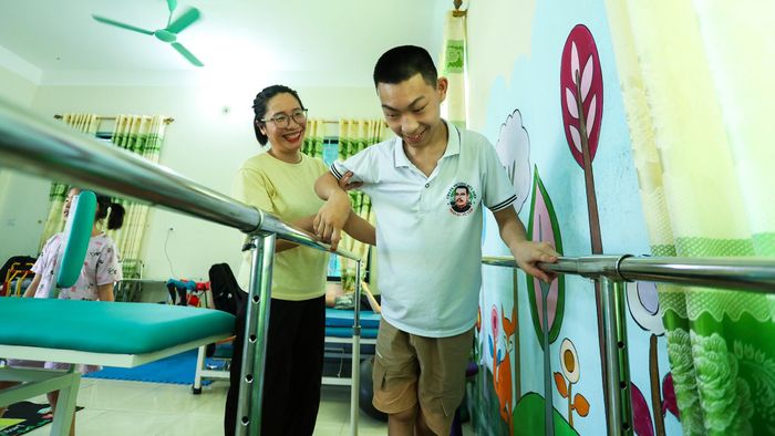 Công việc tuy vất vả nhưng mỗi khi thấy các em có thêm một tiến bộ nhỏ, như tự xúc được thìa cơm, tự đứng dậy hay nở một nụ cười vui vẻ, tôi lại cảm thấy mọi cố gắng của mình đều xứng đáng.