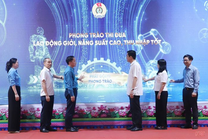 Đại biểu tại điểm cầu Hà Tĩnh thực hiện nghi thức hưởng ứng phong trào thi đua của Tổng LĐLĐ Việt Nam.