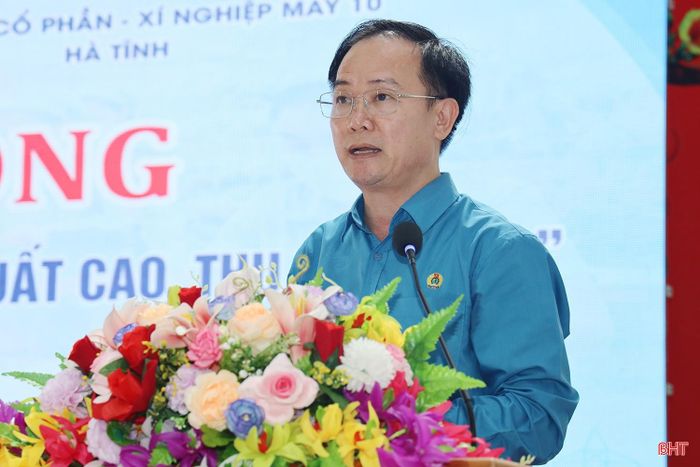 Đồng chí Ngô Đình Vân - Phó Chủ tịch LĐLĐ tỉnh Hà Tĩnh phát biểu tại chương trình.
